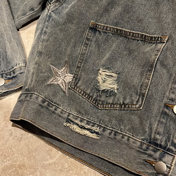Vici Pearl and Embroidered North Star Distressed Denim Blue Jean Jacket New - Picture 10 of 13